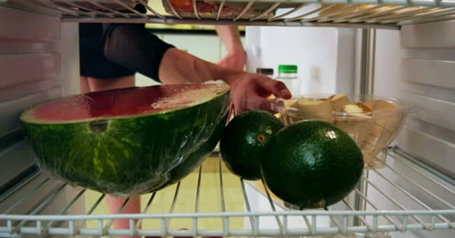 Καρπούζι στο ψυγείο: Ένα βασικό λάθος που όλοι κάνουμε – Ποιες οι συνέπειες στην υγεία μας